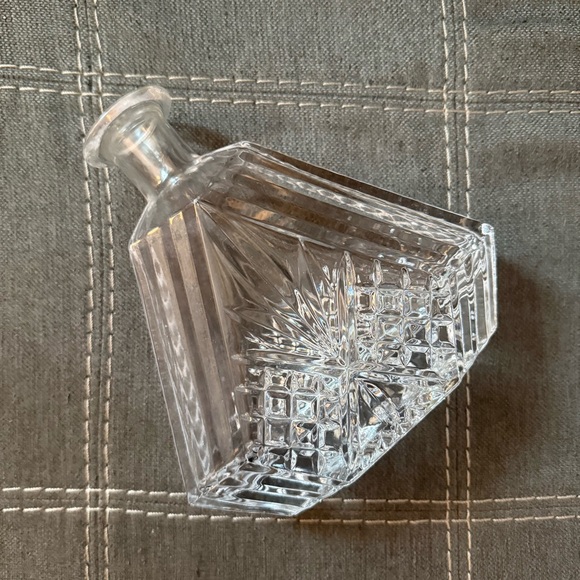 Glass Crystal Decanter for Whiskey & Spirits - Picture 4 of 10